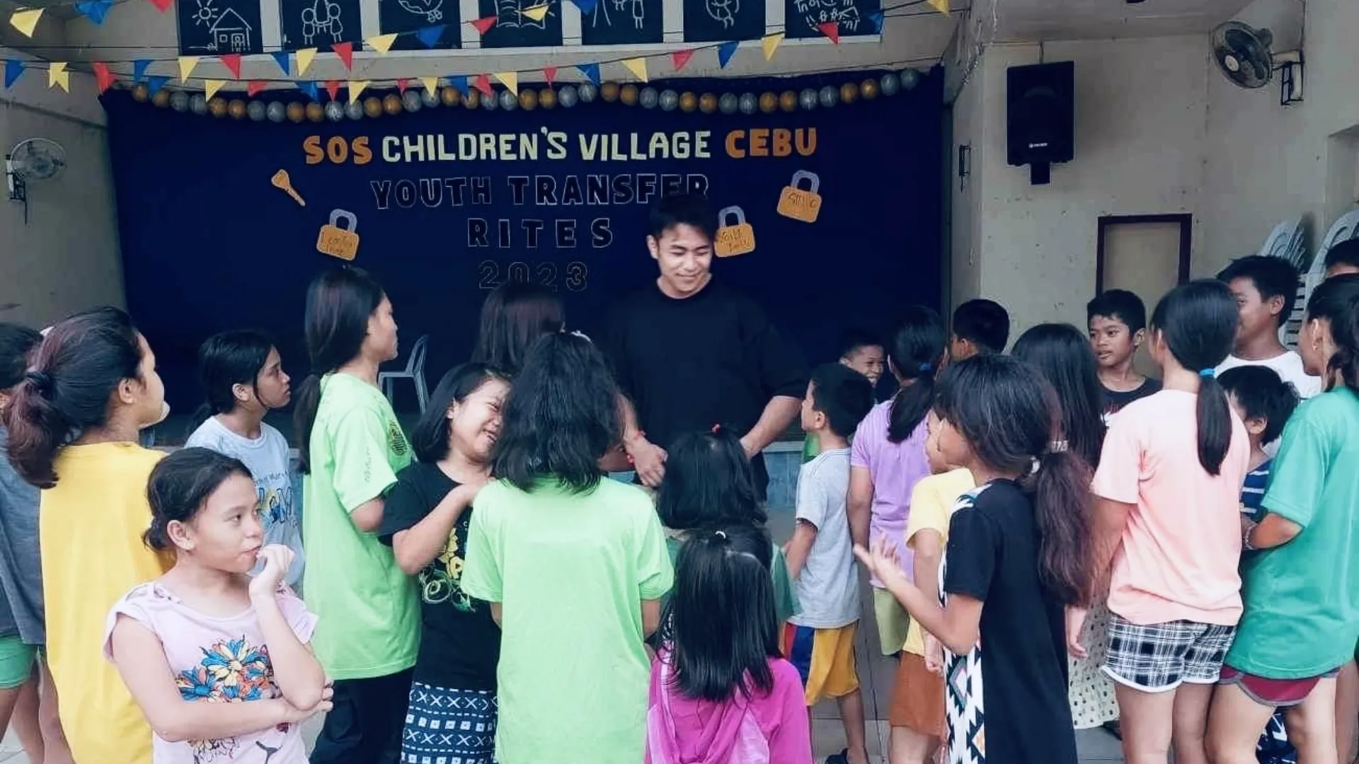 留学先の子供たちとの写真